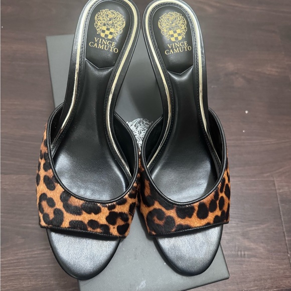 New in Box Vince Camuto Black and Brown CalfHair Leopard Mules - Picture 6 of 8
